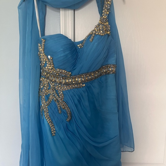 Terani couture dress (used very good condition). Size 8 with scarf - Picture 3 of 8